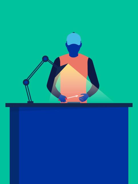 Tekniker, der reparerer en enhed på et reparationscenter