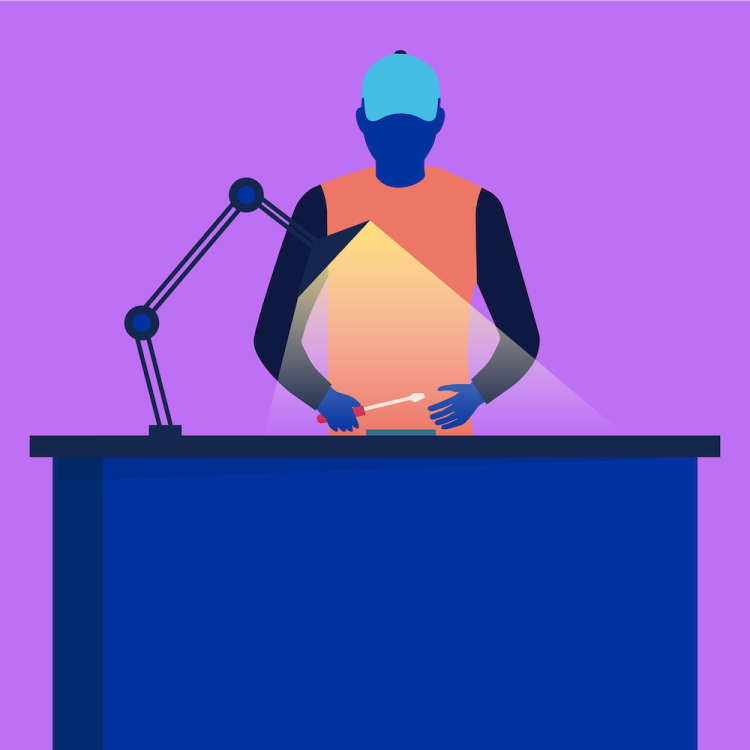 Mobiltelefon repareras av en tekniker i ett reparationscenter